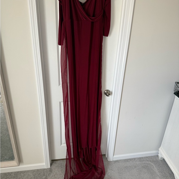 Elegant off the shoulder Burgundy Maternity photo shoot Gown - Picture 3 of 6